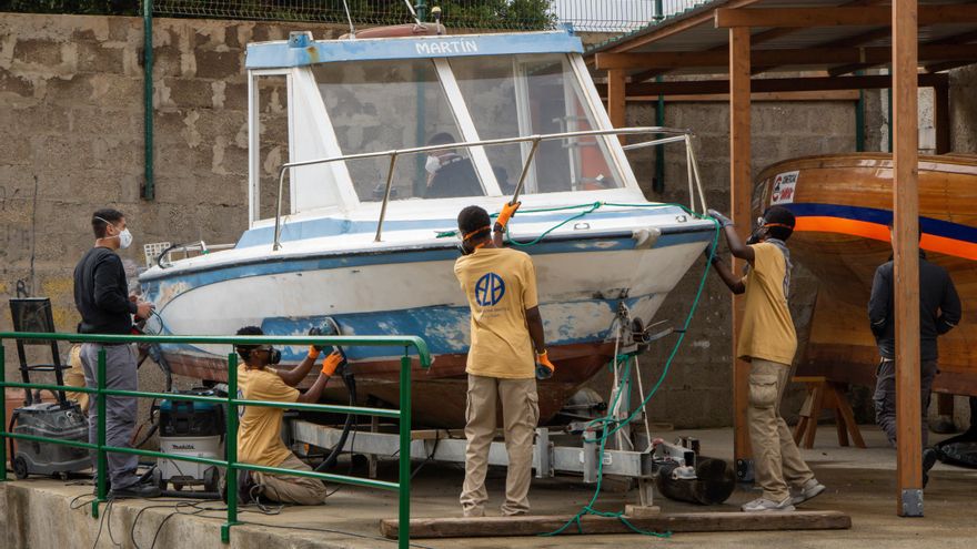 Un barco convertido en ambulancia acuática para salvar vidas en Gambia