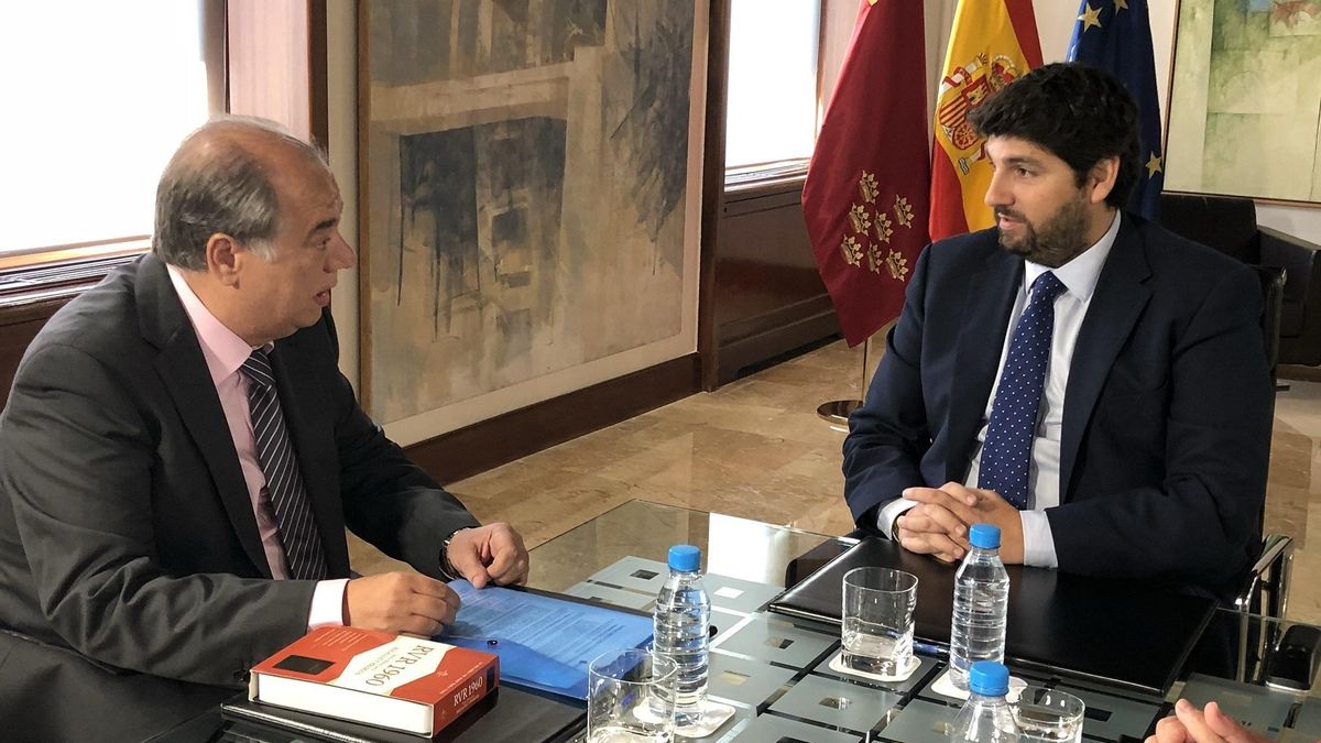 El presidente de la Comunidad, Fernando López Miras, reunido con el presidente del Consejo Evangélico de la Región de Murcia, Ángel Zapata. CARM