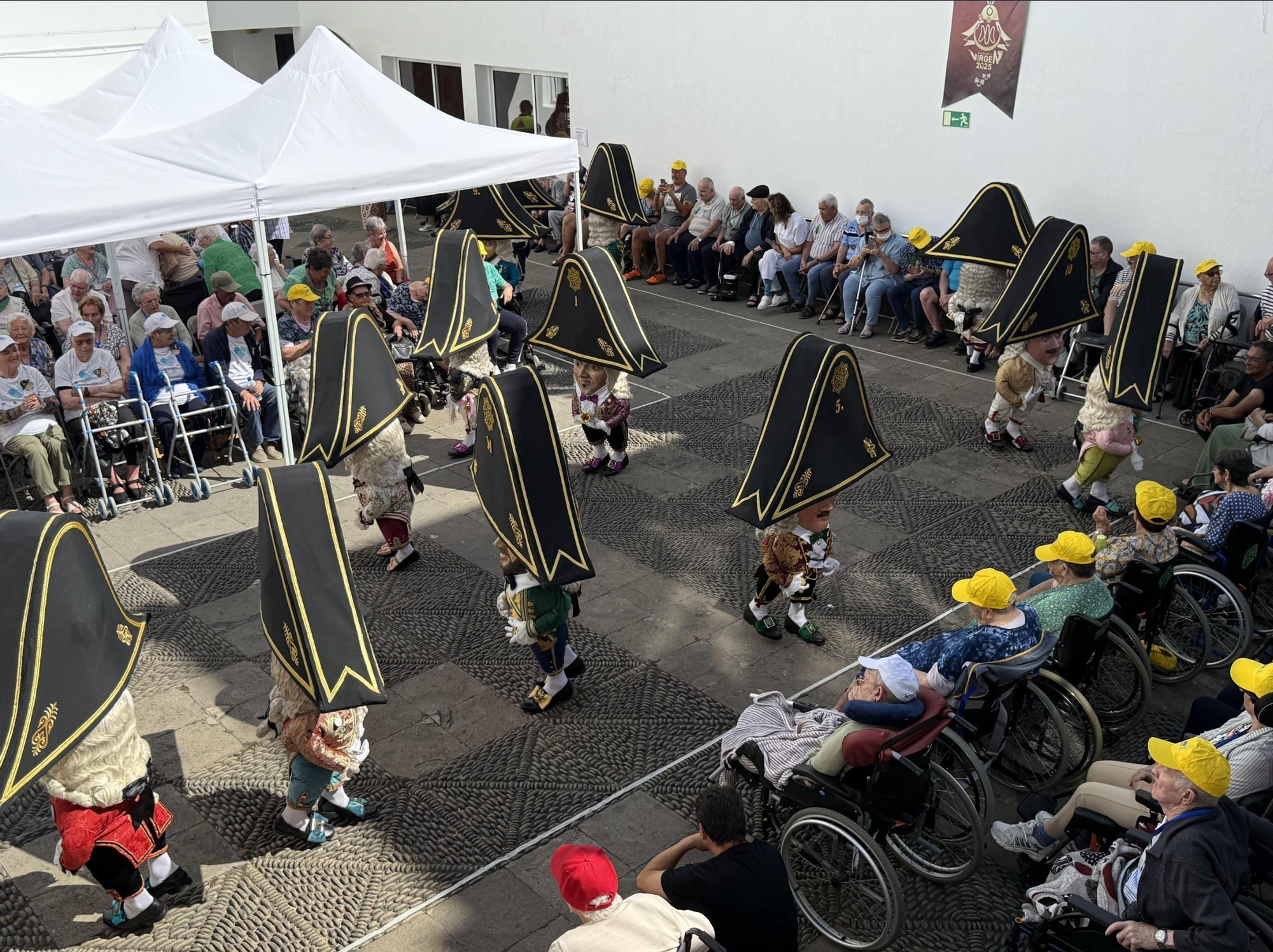 El Cabildo lleva la Danza de los Enanos a 300 mayores residentes en centros de La Palma.