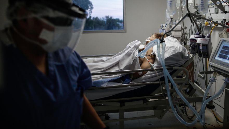 Personal de la Salud realiza un control a un paciente con covid-19, en un hospital de la provincia de Buenos Aires (Argentina). EFE/ Juan Ignacio Roncoroni/Archivo