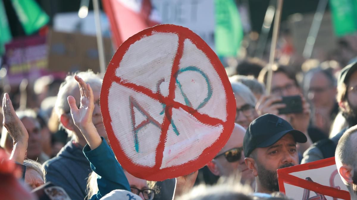 Una persona sostiene una pancarta que se asemeja a una señal de tráfico y muestra las siglas AfD tachadas durante una manifestación en la Puerta de Brandeburgo en Berlín, Alemania, el 7 de septiembre de 2026. EFE/EPA/CLEMENS BILAN
