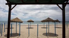 Los ayuntamientos afrontan con dudas la reapertura de las playas: "Un repunte nos llevaría a la casilla cero, sería ruinoso"