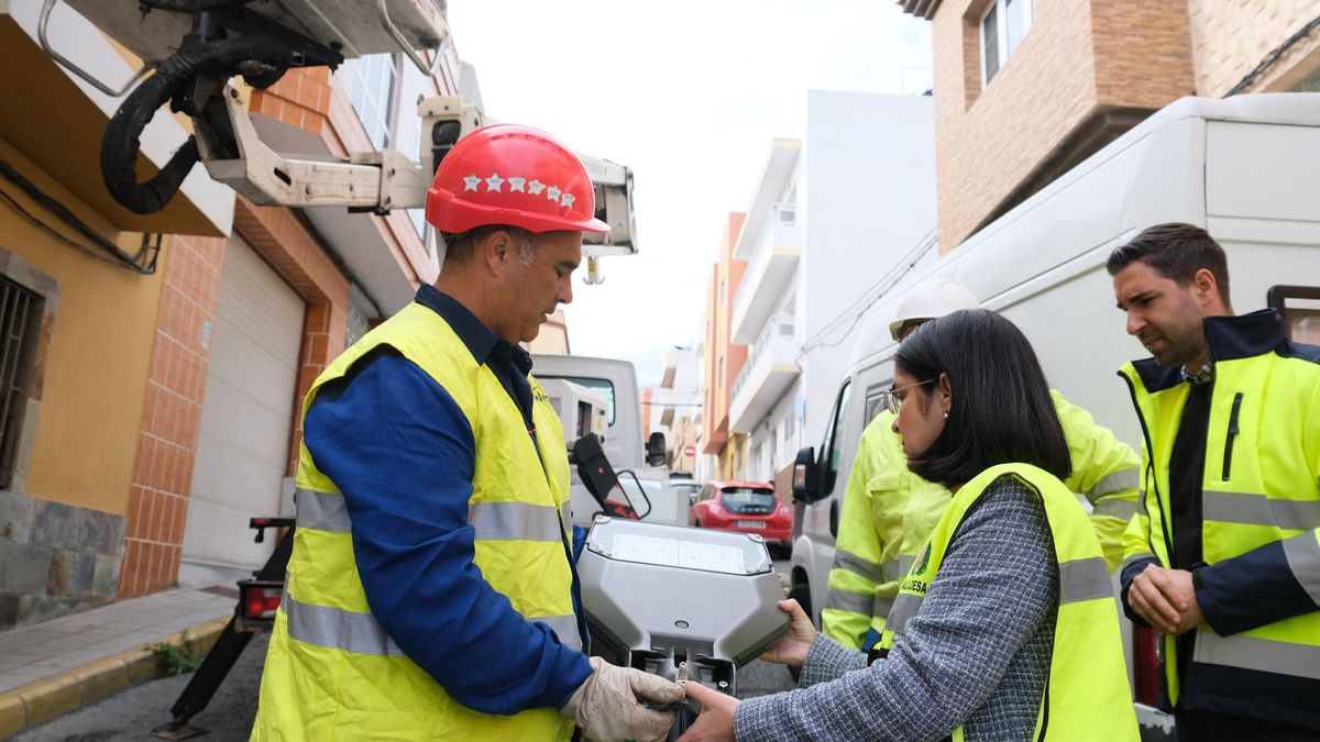 Darias, junto a uno de los operarios durante la instalación de una de las farolas led en Piletas.