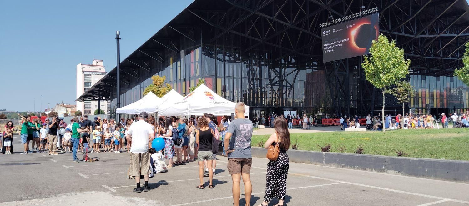 Actividades en el exterior del Palacio de Exposiciones.
