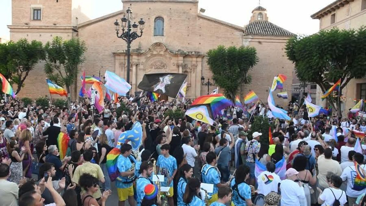 Manifestantes este domingo en la plaza de Totana