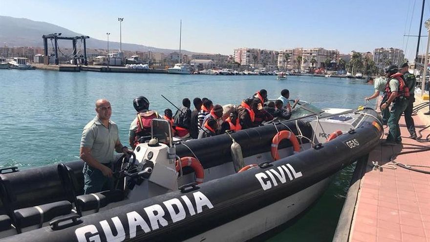 Rescatan a 14 personas de dos pateras en Almería y buscan a 6 más en tierra
