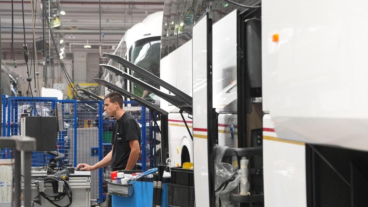Un trabajador en una fábrica de autobuses.