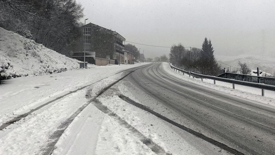 La nieve atrapa en Zamora a una treintena de vehículos en la Autovía Rías Bajas (A-52)