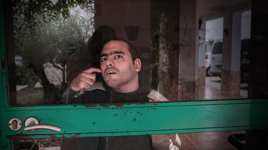 Jesús al otro lado de la puerta que da acceso a la residencia