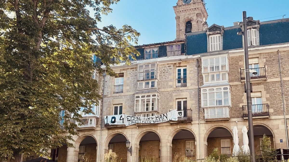 Contador gigante con los días de huelga de jardines en Vitoria, este martes