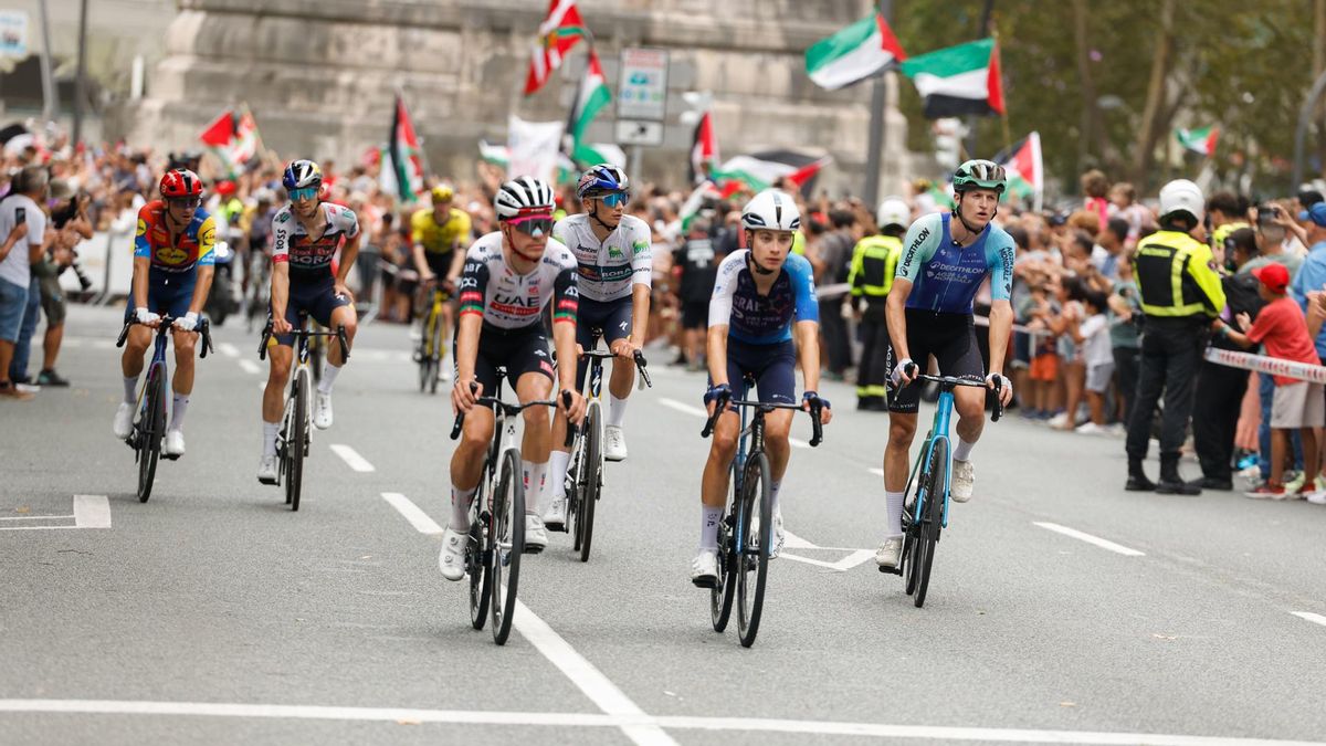 Los ciclistas de La Vuelta , durante la undécima etapa, en Bilbao.