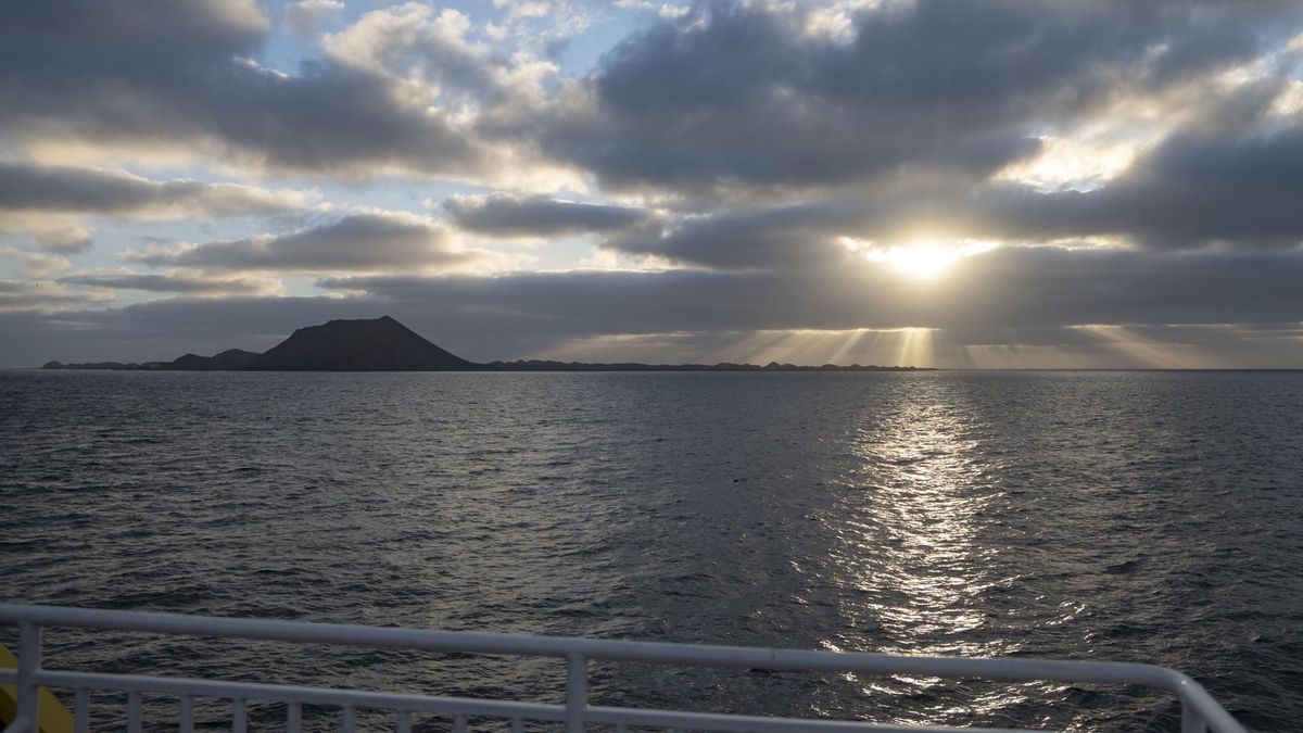 Viento fuerte a rachas este viernes en Canarias con los cielos despejados y más calor