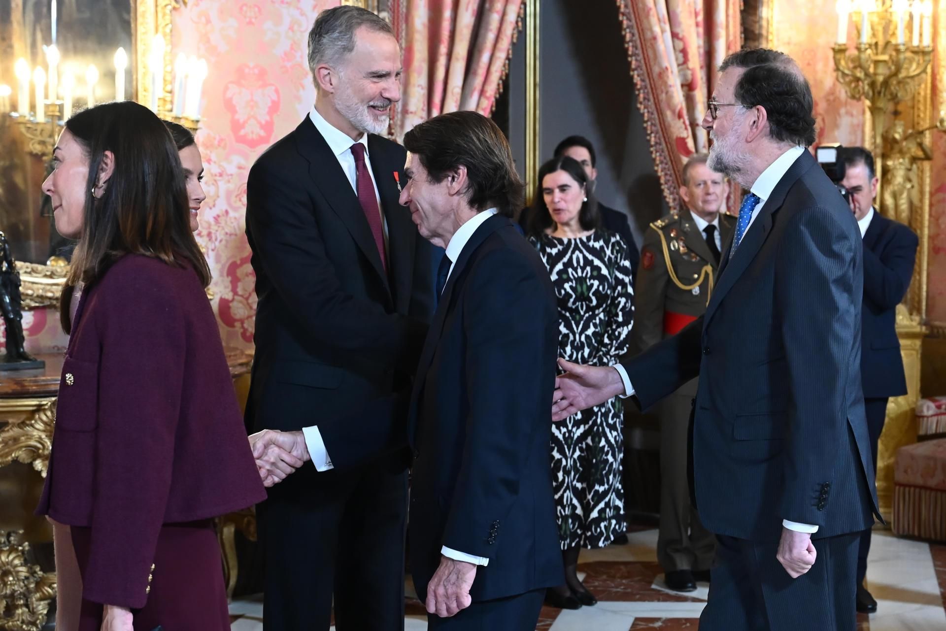 El rey Felipe VI (c) saluda a los expresidentes del Gobierno José María Aznar y Mariano Rajoy (derecha) durante el acto central de conmemoración del 50 aniversario de restauración de la monarquía en noviembre de 2025