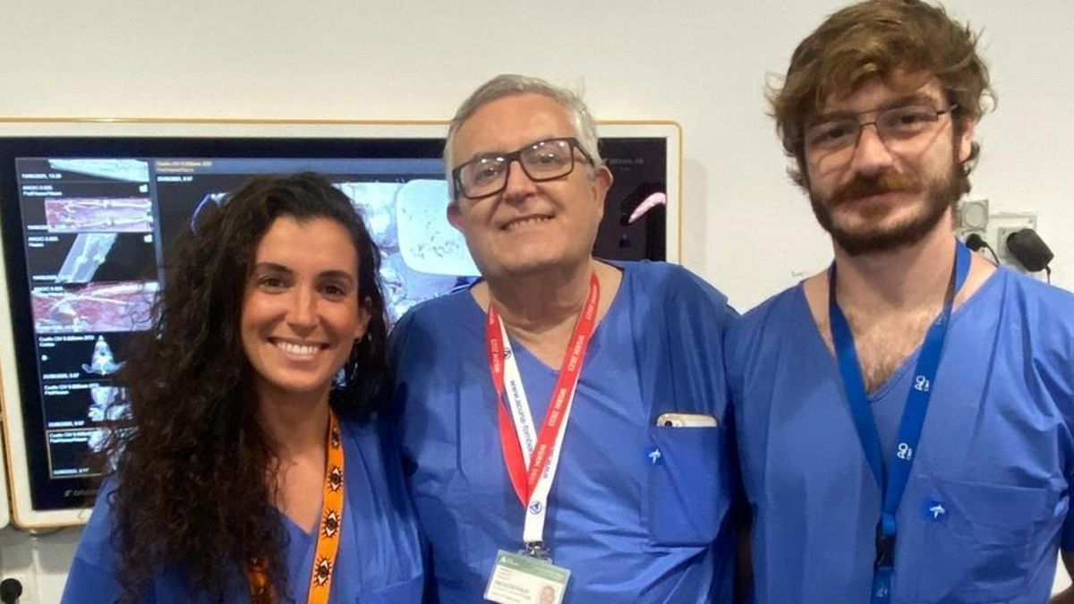 El doctor Alamillos, en el centro, junto a otros profesionales del servicio.