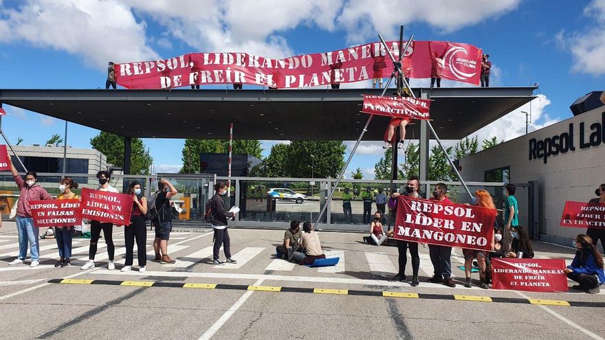 Acción frente a la sede de Repsol