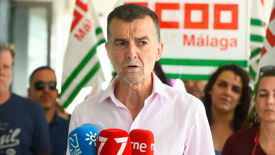 El coordinador federal de Izquierda Unida, Antonio Maíllo, atiende a los medios de comunicación tras la concentración del día de hoy. A 18 de junio de 2025 en Málaga, Andalucía (España).
