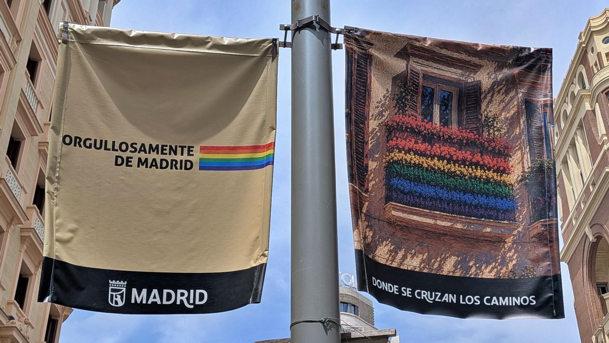 El tercero de los carteles colocados por el Ayuntamiento por el Orgullo