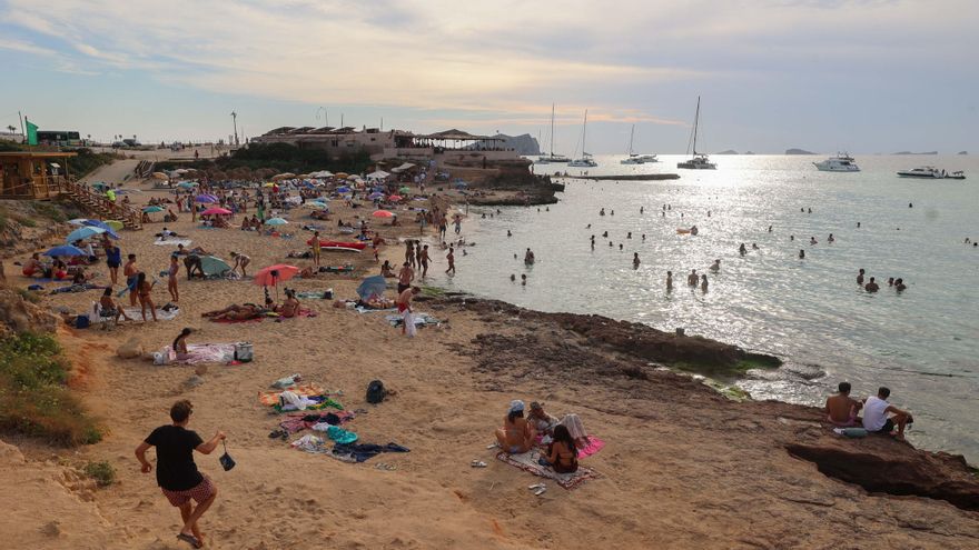 La playa más buscada para ver la puesta de sol en Ibiza recibe casi tres veces los turistas que puede acoger