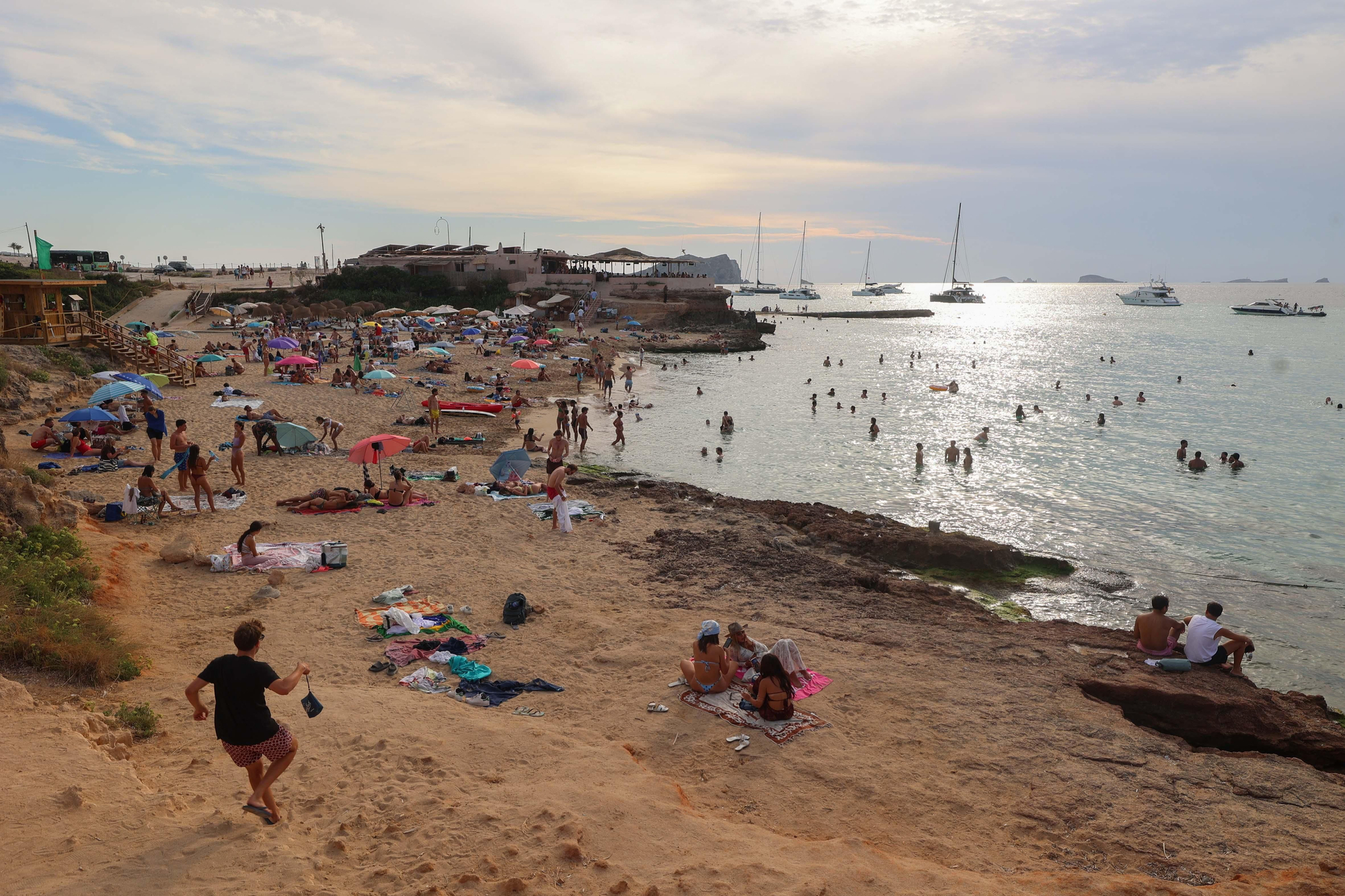 Vistas a una de las playas de Cala Comte desde uno de sus accesos