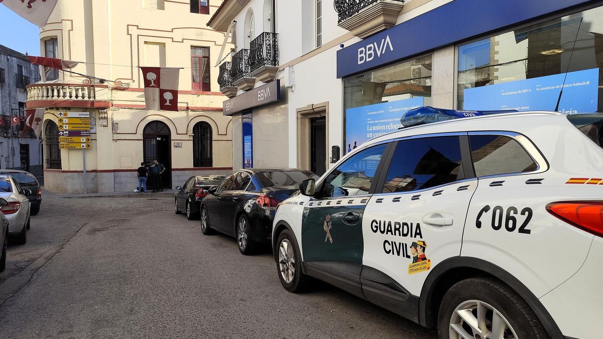Un coche de la Guardia Civil junto al Ayuntamiento de Alburquerque