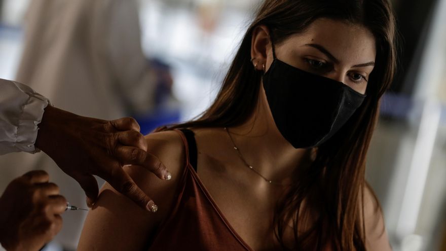 Una joven es vacunada contra la covid-19 con Pfizer en Río de Janeiro (Brasil). Fotografía de archivo. EFE/Antonio Lacerda