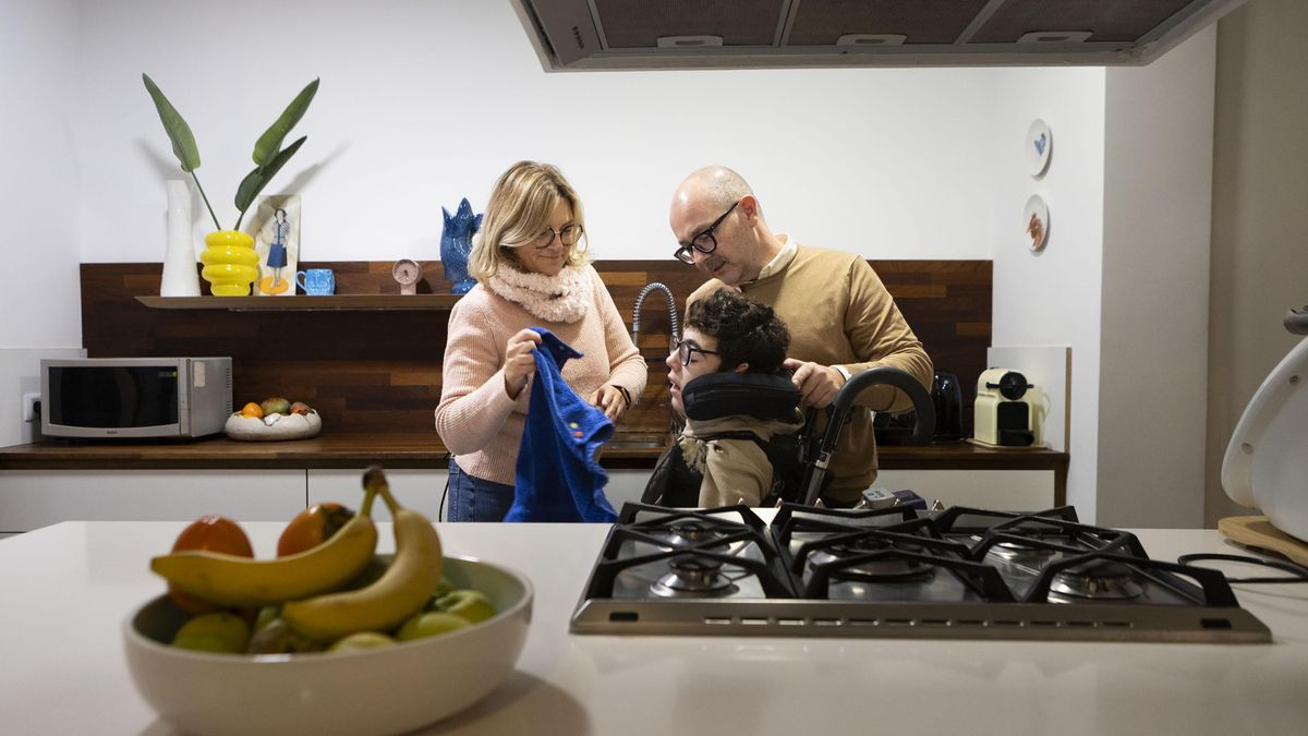 Els pares, David i Queta, es reparteixen funcions, torns i responsabilitats, atents les 24 hores del dia.