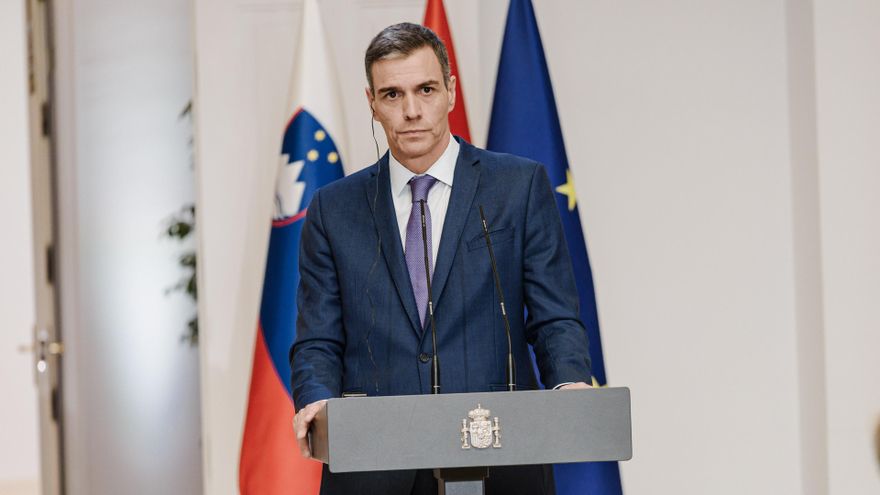 El presidente del Gobierno, Pedro Sánchez, ofrece una rueda de prensa tras un encuentro con el primer ministro de la República de Eslovenia, Robert Golob, en el Palacio de la Moncloa, a 29 de mayo, en Madrid (España).