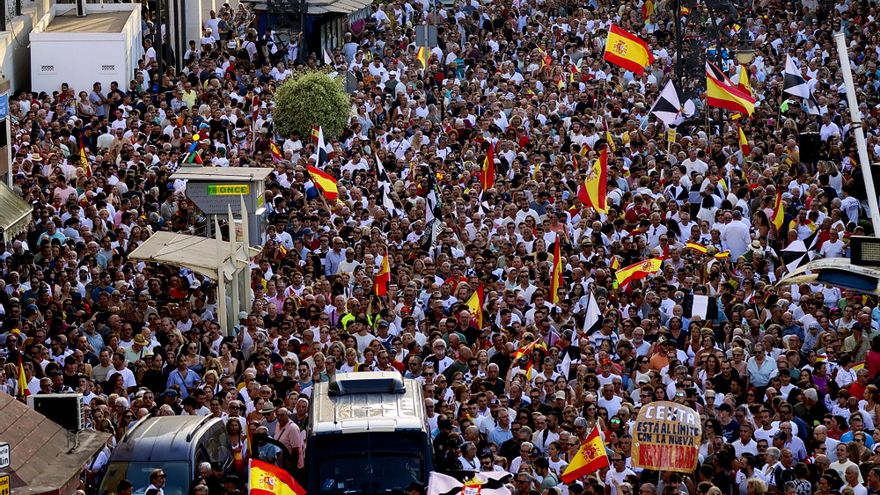 Miles de ceutíes han comenzado a concentrarse este domingo, en la Plaza de la Constitución de Ceuta en una multitudinaria manifestación convocada por las cuatro comunidades religiosas de la ciudad bajo el lema “Basta ya. Ceuta no se rinde”