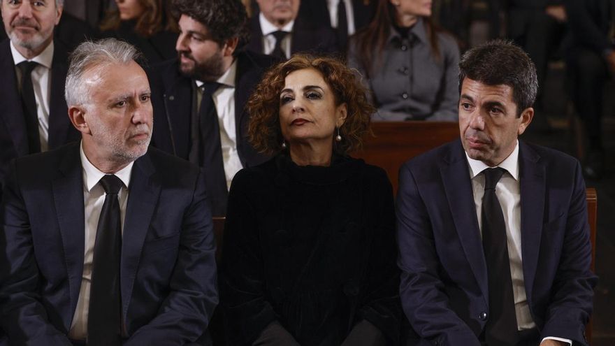 El presidente de la Generalitat Valenciana, Carlos Mazón, la vicepresidenta primera del Gobierno, María Jesús Montero y el ministro de Política Territorial, Ángel Víctor Torres, durante el funeral por las víctimas de la DANA celebrado este lunes en la catedral de Valencia.
