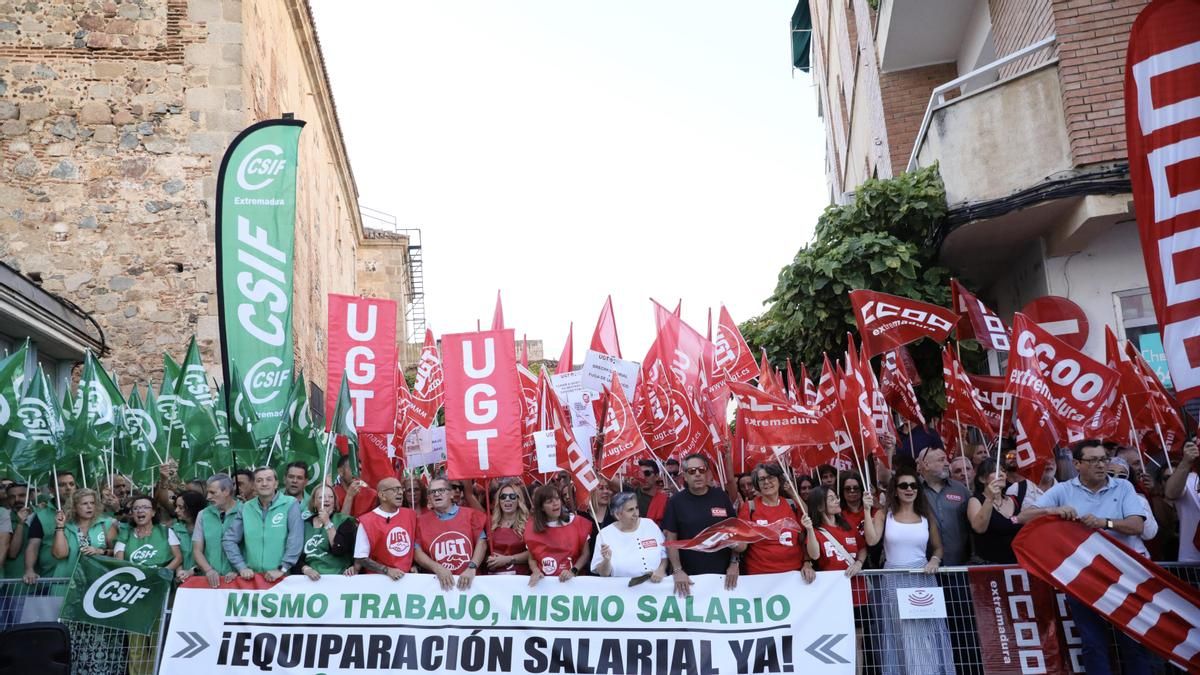 Los sindicatos advierten a la Junta de que no negociarán los sueldos por separado y amenazan con una huelga el 11 de noviembre