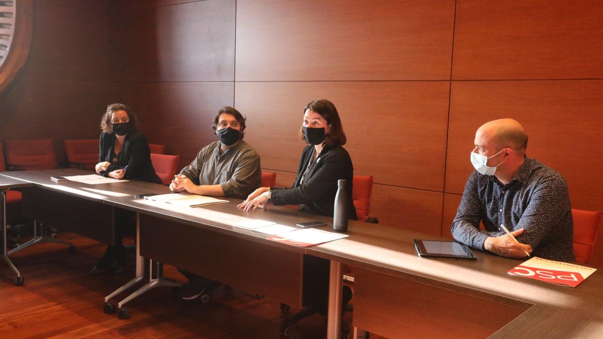 Los diputados electos del PSC Alícia Romero, Ferran Pedret, Eva Granados y Raúl Moreno en la reunión que han mantenido con los comuns.