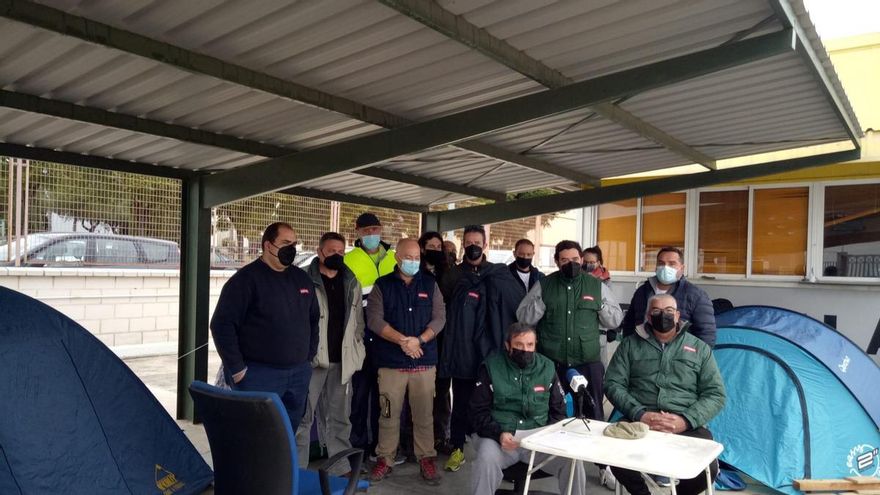 La plantilla de Zumos Palma inicia un encierro indefinido en la planta de Palma del Río