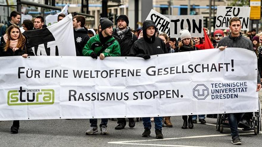 La islamófoba Pegida celebra su tercer aniversario en Dresde entre protestas