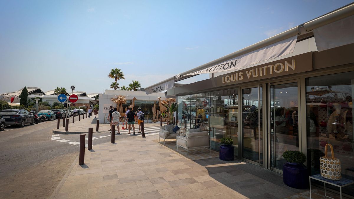 La conocida como Milla de Oro alberga algunas de las firmas europeas más lujosas, como Louis Vuitton, Dior y Dolce & Gabbana.