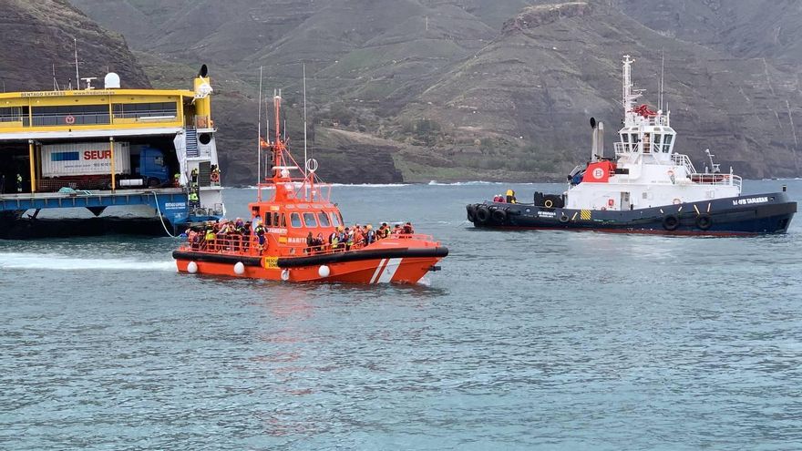 Pasajeros del Fred. Olsen siendo evacuados en una embarcación de Salvamento Marítimo en Agaete, Gran Canaria