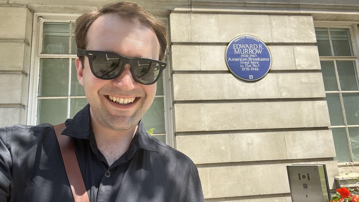 El historiador A. Brad Schwartz en Londres, junto a la casa donde vivió Edward R. Murrow.