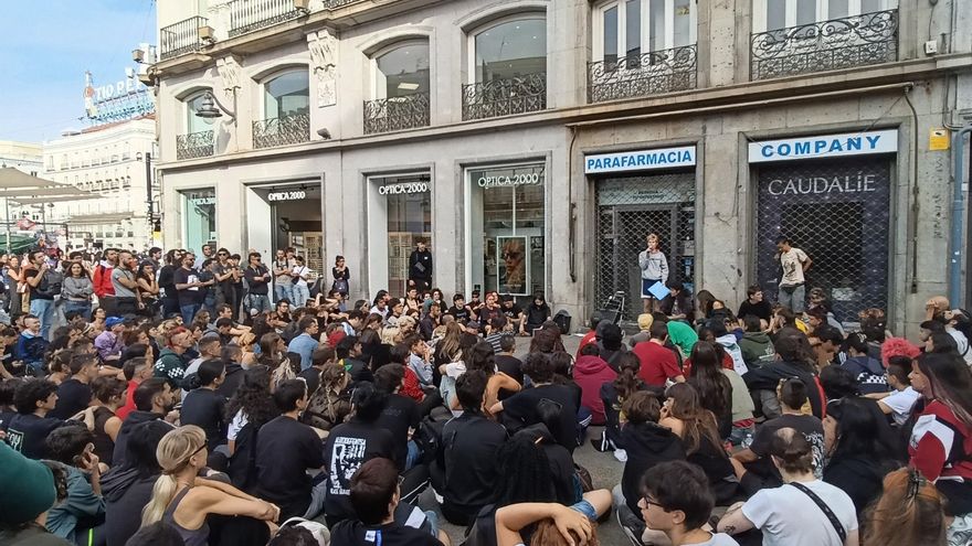 Los manifestantes que acampan en Sol se reúnen en asamblea