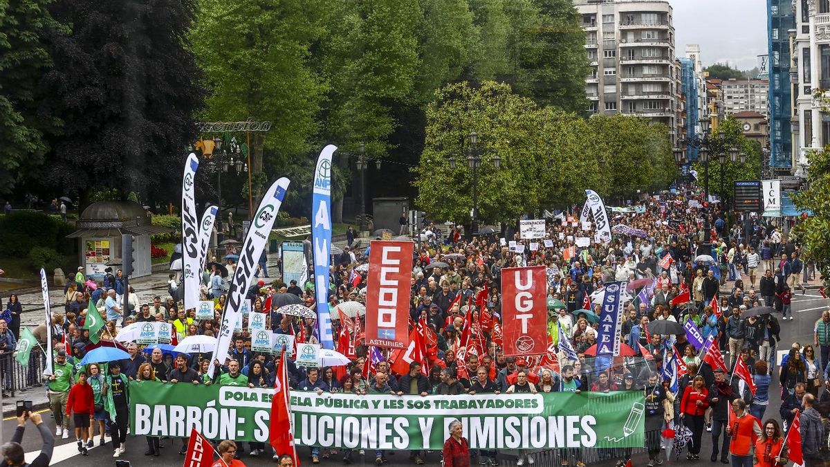 Una pancarta con el lema 'Barbón: soluciones y dimisiones' abrió la manifestación del domingo, en Oviedo.