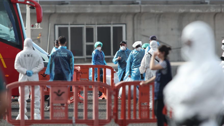 Así ha sido el desembarco de los españoles del crucero del brote de hantavirus