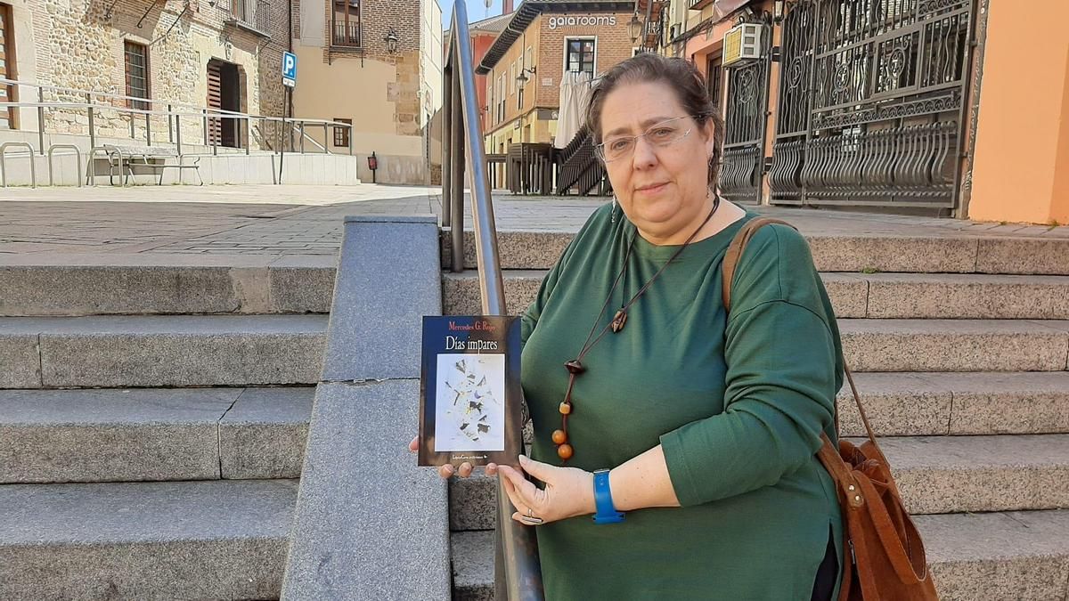 La escritora Mercedes G. Rojo, en la plaza de Don Gutierre de León con su primer poemario, 'Días impares'. 