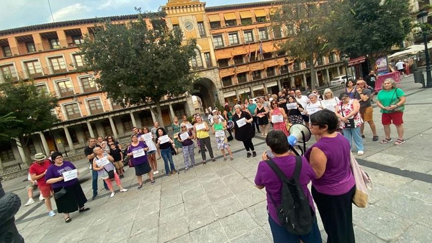 "Si no te vas, nosotras te echamos”, una concentración en Toledo reclama la destitución de Luis Rubiales