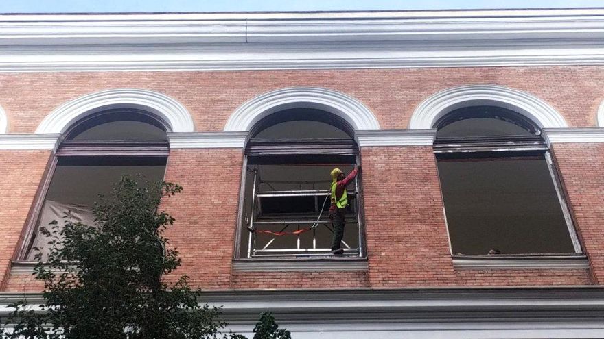 Los estudiantes de un instituto histórico de Madrid afrontan la llegada del frío sin 28 ventanales por un retraso en sus obras