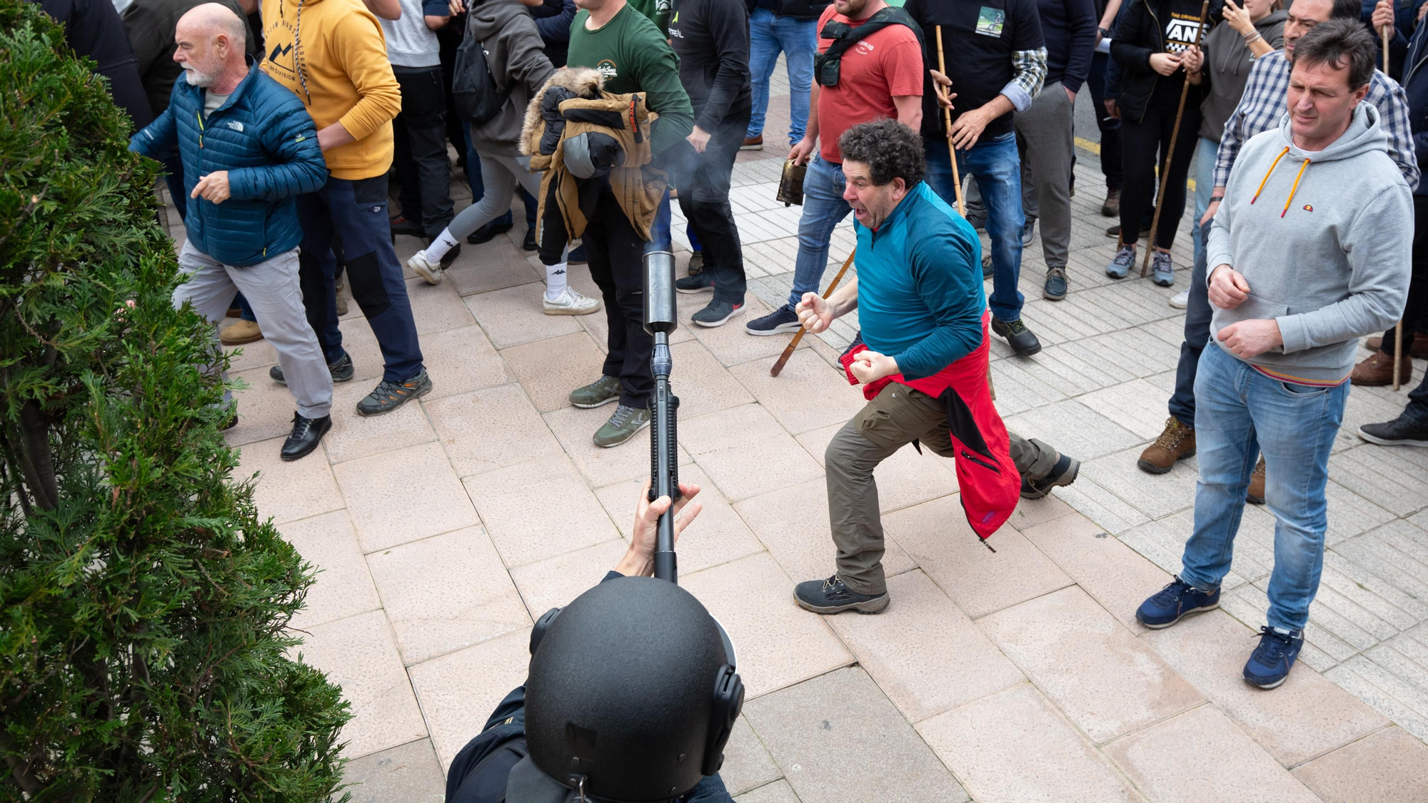 La Policía cargando frente a la sede de Presidencia