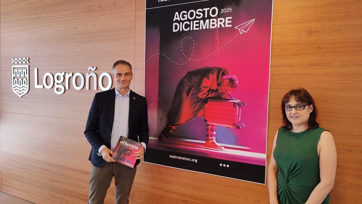 El concejal de Promoción de la Ciudad, Miguel Sainz, junto con la directora del Teatro Bretón, Iratxe Palacio