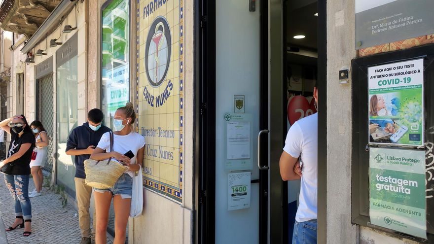 Varias personas esperan su turno en una farmacia en Lisboa, Portugal, para obtener test rápidos de covid