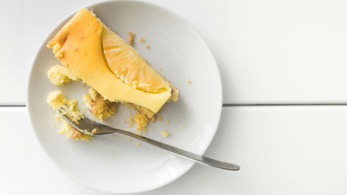 Carlota de piña colada: el postre cremoso y frío que además se puede hacer sin horno