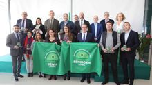 La conselleria Mireia Mollà (centro), junto a los representantes de Ecovidrio y de los municipios participantes
