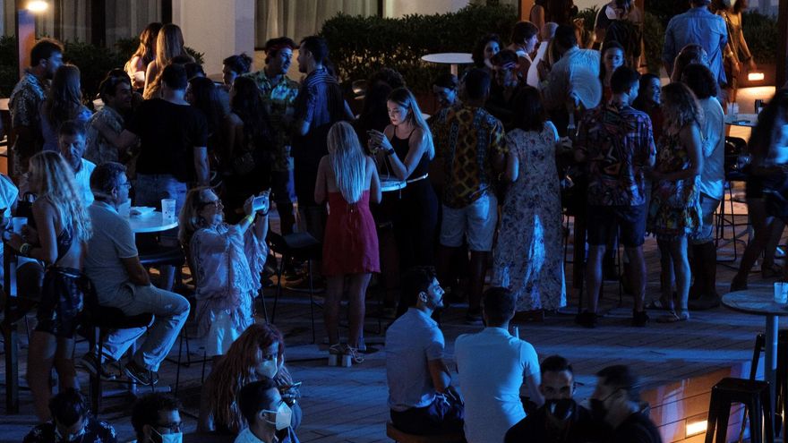 Prueba piloto del ocio nocturno celebrada este viernes en el Hard Rock Hotel de Ibiza. Del aforo máximo de 1.500 personas, con prioridad para trabajadores esenciales, se ha confirmado la asistencia de 1.470 personas, de las cuales se han hecho 400 controles de antígenos, por lo que el resto cuenta con las dos dosis de la vacuna.