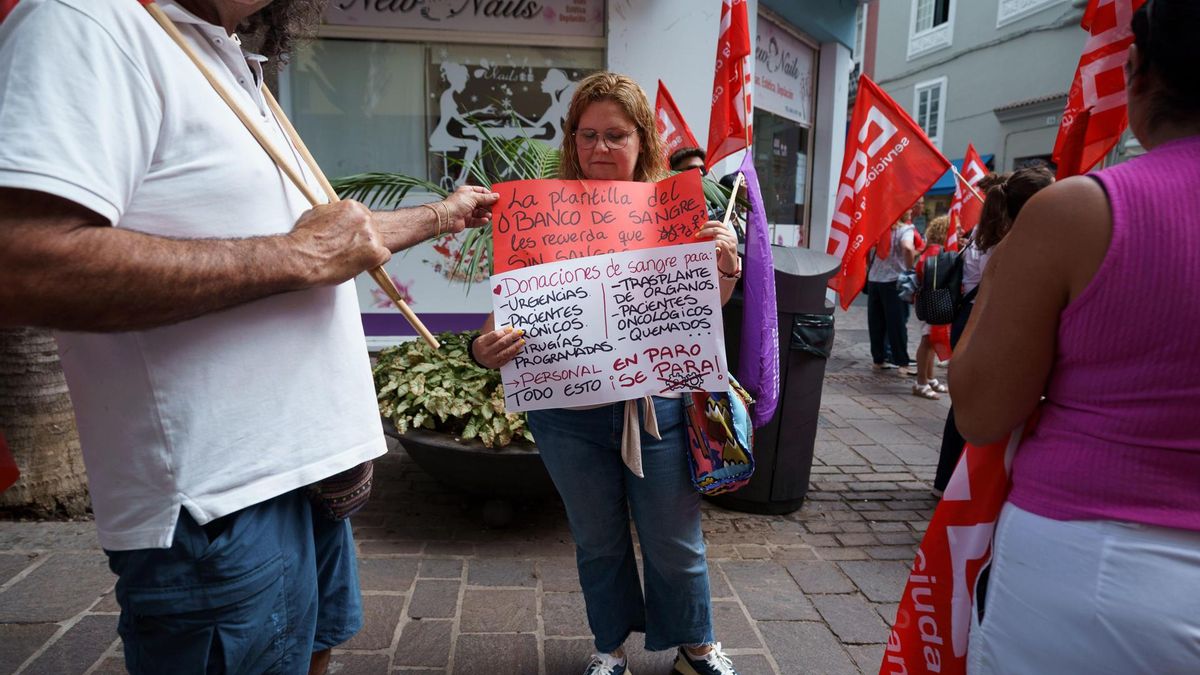 Trabajadores del banco de sangre de Canarias y reivindican frente al Parlamento de Canarias una sanidad pública sin recortes.