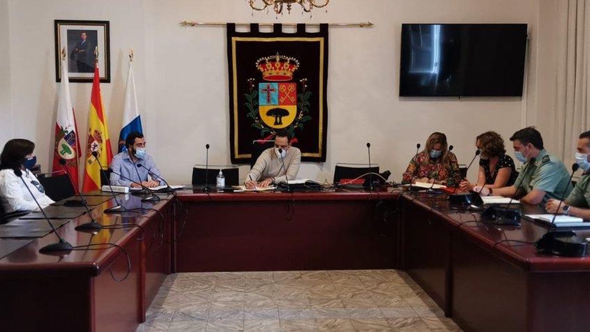 Un momento de la firma del convenio en el Ayuntamiento de Breña Alta.
